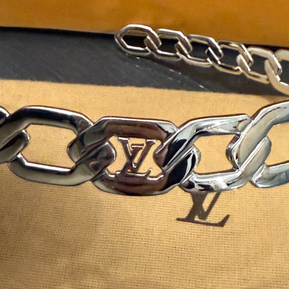Louis Vuitton LV Logo RARE Silver Headband - Picture 7 of 8